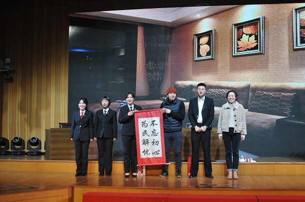 15 弋江区法院带来舞台剧 《张老汉的烦心事》.JPG